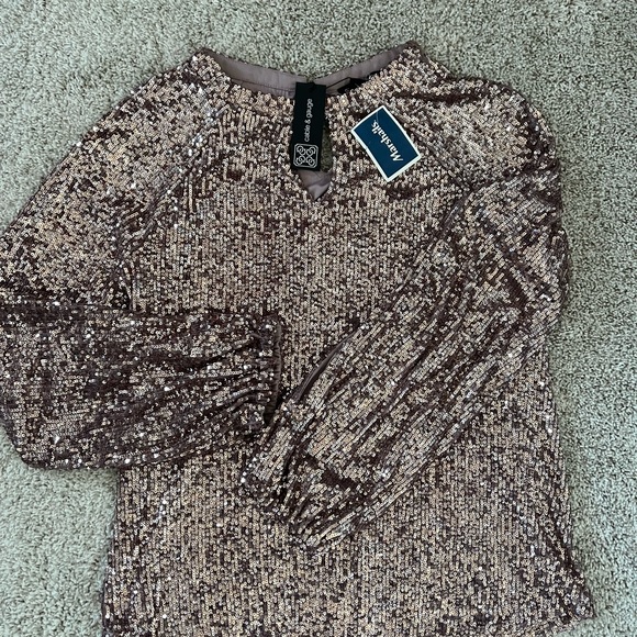 ⭐️ Firm Price ⭐️ Cable and gauge shimmery Medium top - Picture 3 of 9